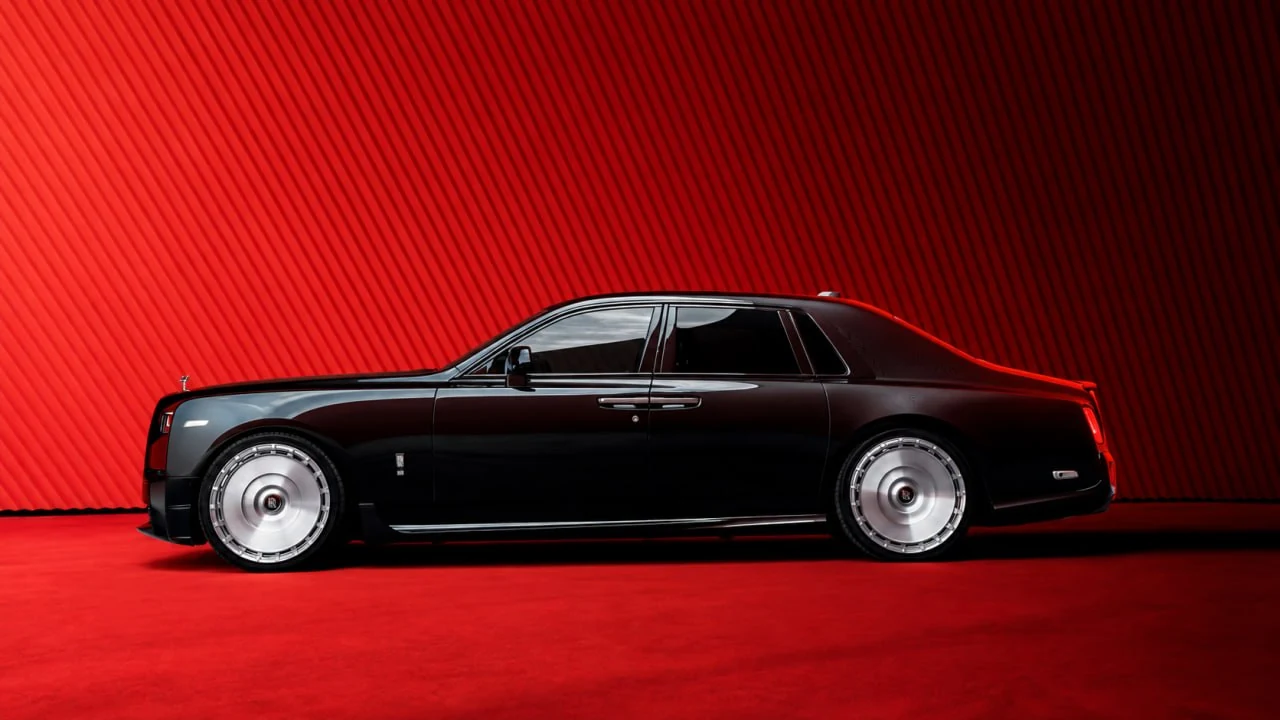 Чёрный Rolls-Royce, длинный левый профиль