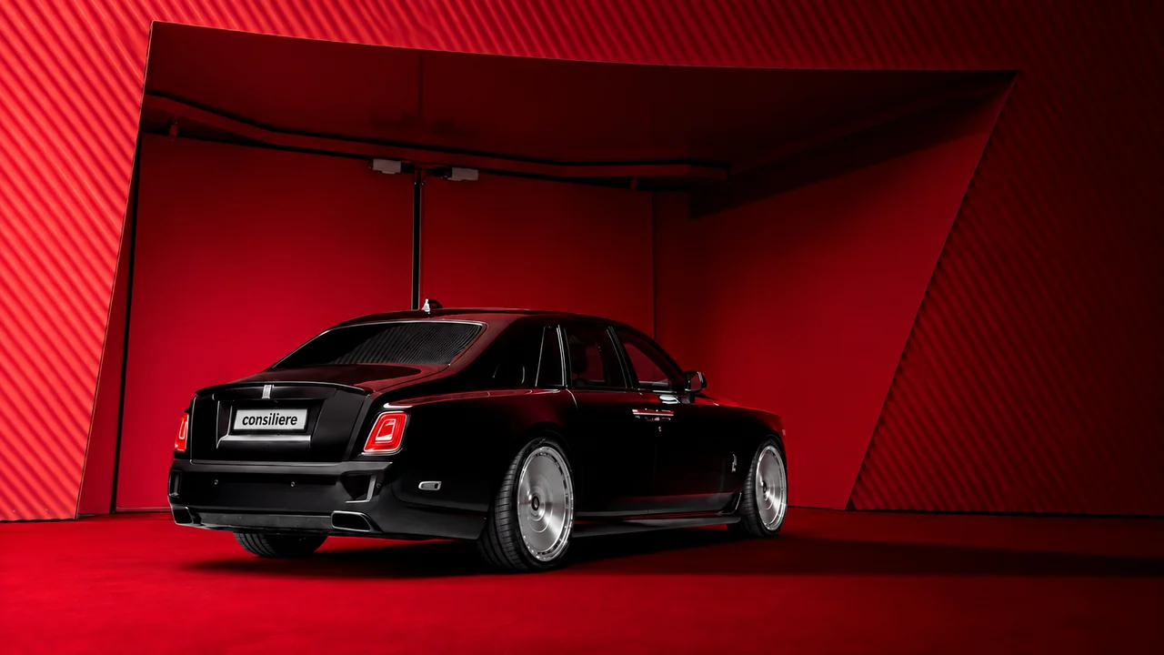 Rolls-Royce сзади справа в три четверти