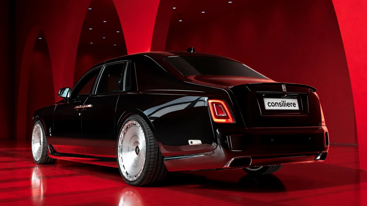 Задняя часть Rolls-Royce и заднее колесо крупным планом
