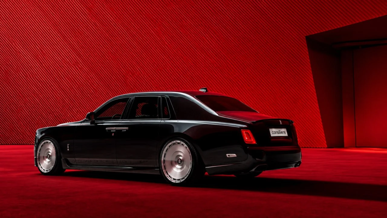 Rolls-Royce сзади слева в три четверти